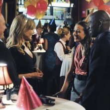 Michael Chiklis, Julie Benz, Amy Acker e Romany Malco nell'episodio No Ordinary Mobster di No Ordinary Family