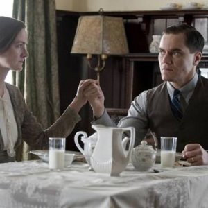 Michael Shannon in una scena dell'episodio Hold Me in Paradise di Boardwalk Empire