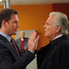 Michael Weatherly discute con Robert Wagner all'NCIS nell'episodio Broken Arrow