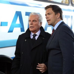 Padre (Robert Wagner) e figlio (Michael Weatherly) nell'episodio Broken Arrow di NCIS: Unità anticrimine