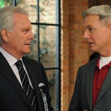Robert Wagner di fronte a Mark Harmon nell'episodio Broken Arrow di NCIS