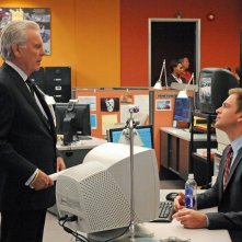 Robert Wagner di fronte a Michael Weatherly all'NCIS nell'episodio Broken Arrow