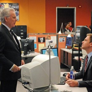 Robert Wagner di fronte a Michael Weatherly all'NCIS nell'episodio Broken Arrow