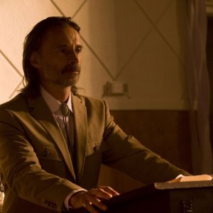 Rush (Robert Carlyle) in una scena dell'episodio Cloverdale di Stargate Universe