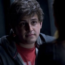 Un primo piano di Eli (David Blue) nell'episodio Trial and Error di Stargate Universe
