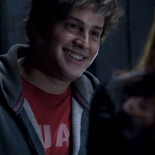 Un sorridente Eli (David Blue) nell'episodio Trial and Error di Stargate Universe