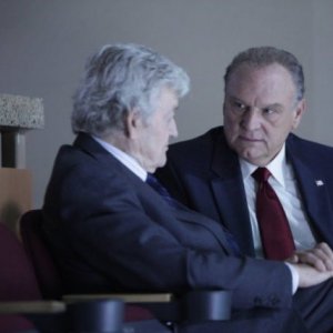 Bill Smitrovich e Hal Holbrook nell'episodio For The Good of Our Country di The Event