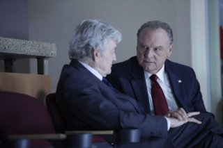 Bill Smitrovich e Hal Holbrook nell'episodio For The Good of Our Country di The Event