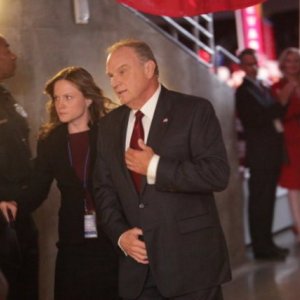 Bill Smitrovich in una scena dell'episodio For The Good of Our Country di The Event