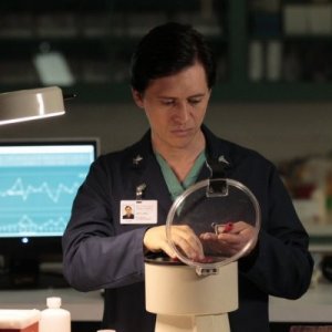Clifton Collins Jr. in una scena dell'episodio I Know Who You Are di The Event