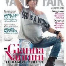 Gianna Nannini incinta su Vanity Fair. La cantante ha una maglia con la scritta God is a Woman
