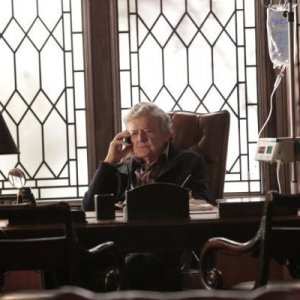 Hal Holbrook in una scena dell'episodio I Know Who You Are di The Event