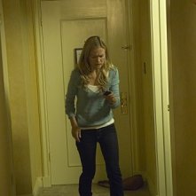 Julia Stiles in preda al terrore in una scena dell'episodio Take It! di Dexter