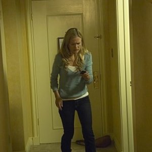 Julia Stiles in preda al terrore in una scena dell'episodio Take It! di Dexter