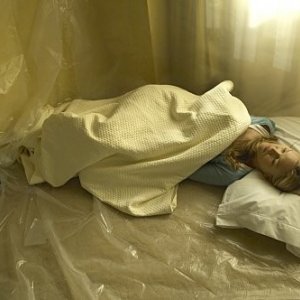 Julia Stiles in una sequenza dell'episodio Take It! di Dexter