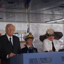 Marc Tainon tra Raimondo Vianello e Sandra Mondaini sul set di Crociera Vianello