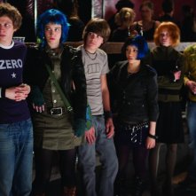 Michael Cera ed Mary Elizabeth Winstead in una scena corale del film Scott Pilgrim vs. the World