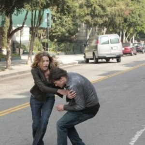 Sarah Roemer e Jason Ritter in una scena dell'episodio I Know Who You Are di The Event