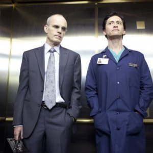Zeljko Ivanek e Clifton Collins Jr. nell'episodio I Know Who You Are di The Event