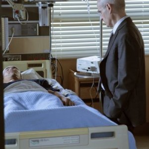 Zeljko Ivanek in un momento dell'episodio I Know Who You Are di The Event