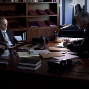 Zeljko Ivanek in una scena dell'episodio I Know Who You Are di The Event