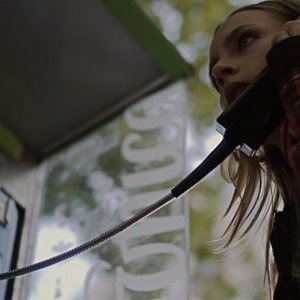 Aura Garrido in una scena del film Planes para mañana