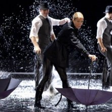 Gwyneth Paltrow e i ragazzi durante una scena musicale dell'episodio The Substitute di Glee