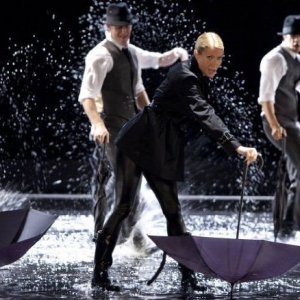 Gwyneth Paltrow e i ragazzi durante una scena musicale dell'episodio The Substitute di Glee