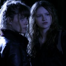 Ornella Boulé e Christa Theret in una scena del film Le village des ombres
