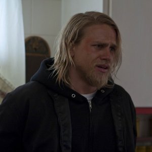 Charlie Hunnam in Sons of Anarchy nell'episodio Mirage