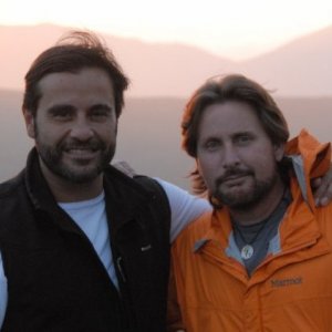 Emilio Estevez con Joaquim de Almeida nel film The Way