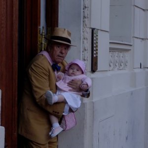 Lino Toffolo con la misteriosa bimba in Tutti i padri di Maria