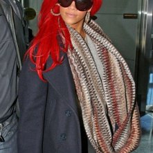 Rihanna si ferma nel suo albergo per un cambio rapido, prima di andare a John F. Kennedy International Airport