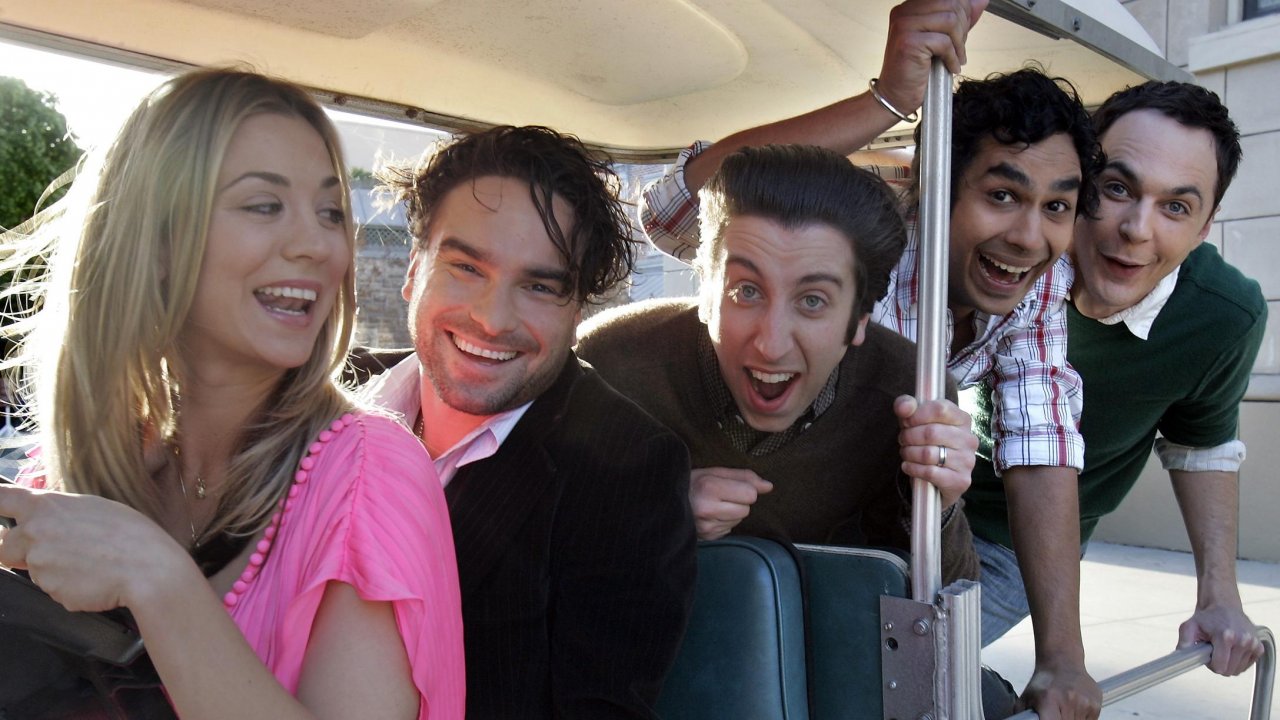 Kaley Cuoco nei panni di Penny con il cast di tthe Big Bang Teory