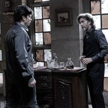 Clark (Tom Welling) ascolta i discorsi di Lionel (John Glover) nell'episodio Luthor di Smallville