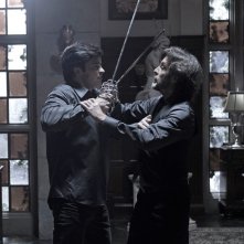 Clark (Tom Welling) e Lionel (John Glover) spada contro spada nell'episodio Luthor di Smallville