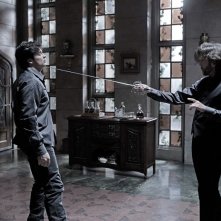 John Glover punta la spada contro Tom Welling nell'episodio Luthor di Smallville