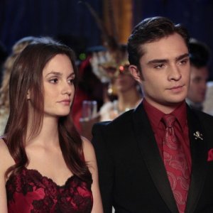 Leighton Meester e Ed Westwick alla festa 'Santi e Peccatori' nell'episodio The Witches of Bushwick di Gossip Girl