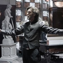 Lionel (John Glover) a braccia aperte in una scena dell'episodio Luthor di Smallville