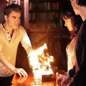 Paul Wesley, Katerina Graham e Ian Somerhalder durante un'incantesimo nell'episodio The Sacrifice di Vampire Diaries