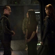 Simeon (Robert Knepper) parla con Camile (Ming-Na) nell'episodio The Greater Good di Stargate Universe