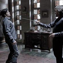 Tom Welling con la spada di John Glover alla gola nell'episodio Luthor di Smallville