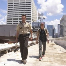 Andrew Lincoln e Steven Yeun in una scena dell'episodio Vatos di The Walking Dead
