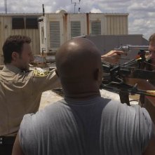 Andrew Lincoln, Robert 'IronE' Singleton e Norman Reedus nell'episodio Vatos di The Walking Dead