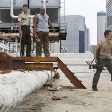 Andrew Lincoln, Robert 'IronE' Singleton, Steven Yeun e Norman Reedus in una scena dell'episodio Vatos di The Walking Dead