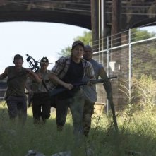 Andrew Lincoln, Robert 'IronE' Singleton, Steven Yeun e Norman Reedus nell'episodio Vatos di The Walking Dead