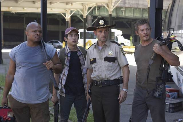 The Walking Dead: Andrew Lincoln, Robert 'IronE' Singleton, Steven Yeun e Norman Reedus nell'episodio Vatos
