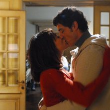 Bacio appassionato per Alessandro Gassman e Valentina Lodovini nel film La donna della mia vita