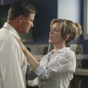 Doug Savant e Felicity Huffman in una scena dell'episodio You Must Meet My Wife di Desperate Housewives