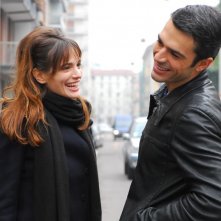 Gaia Bermani Amaral e Luca Argentero in una scena del film La donna della mia vita